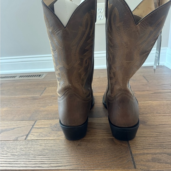 Stylish Tan Leather Western Boots - Picture 2 of 4
